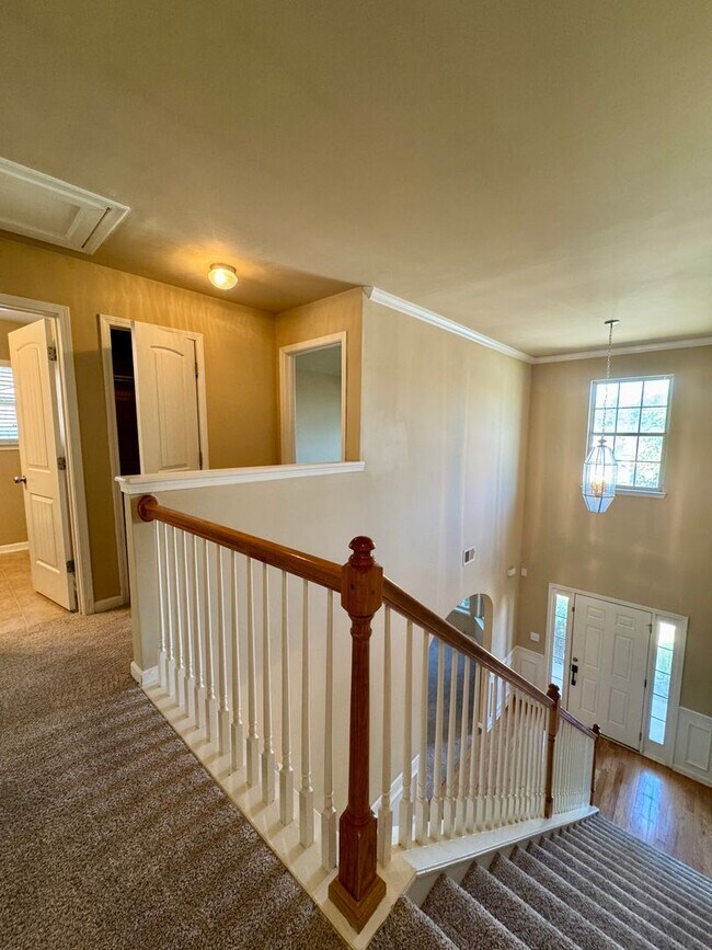 Building Photo - This beautiful 4-bedroom, 2.5-bath home Move-in ready and is waiting for you!