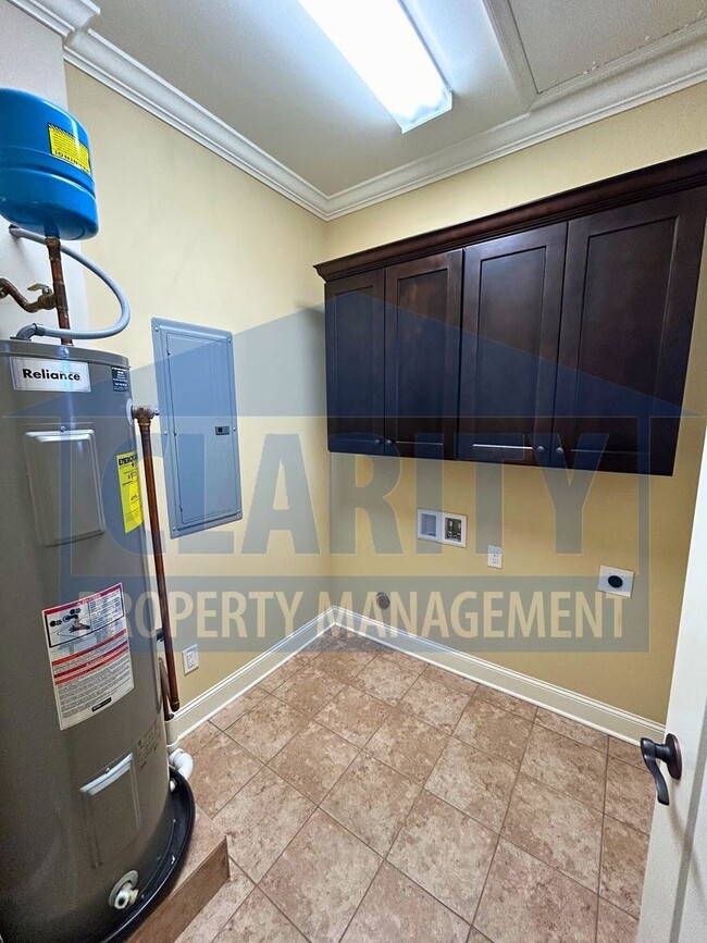 Building Photo - Beautiful two bedroom townhome!