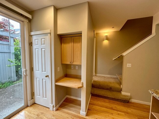 Building Photo - 2Bd/2.5Ba Issaquah Townhouse