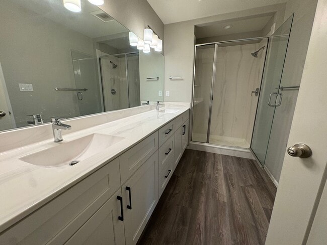 Building Photo - Villa Loma Town Home