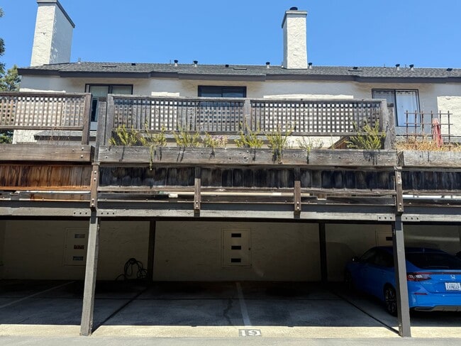 Building Photo - TWO BEDROOM PLUS LOFT, ONE AND HALF BATH T...