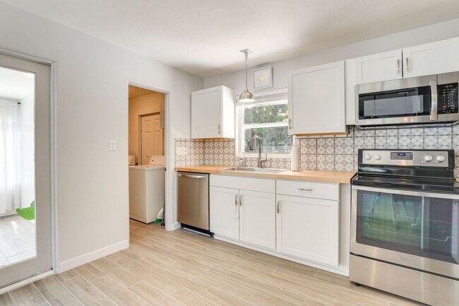 Building Photo - Charming 3/2 Available Now! Furnished or U...