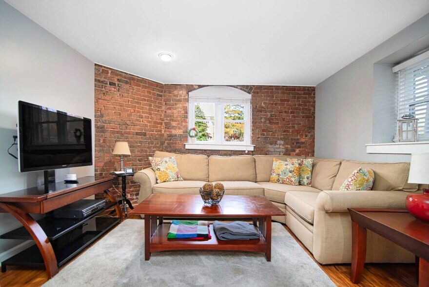 Primary Photo - 229 N Poplar St