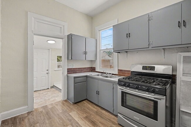 Building Photo - Charming 2 Bed / 1 Bath Duplex with Private Yard & Off-Street Parking