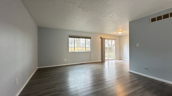 Building Photo - 501-503 S Village Court