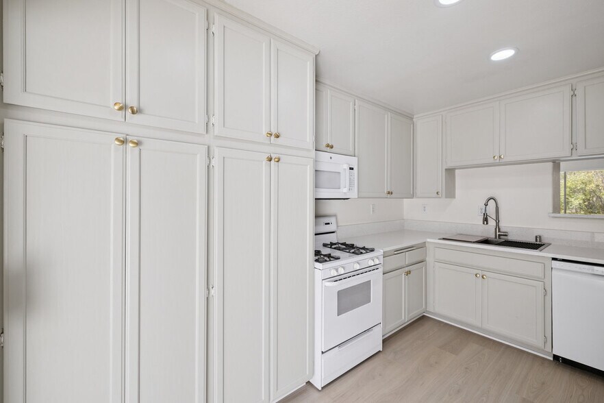 Building Photo - 3709 Las Flores Canyon Rd