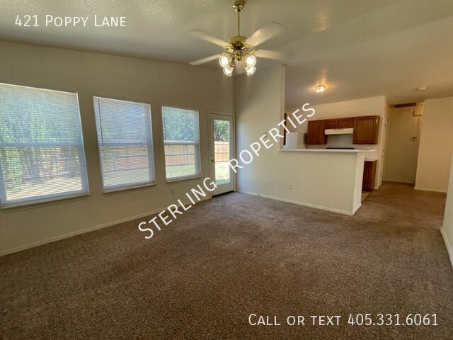 Building Photo - 421 Poppy Ln