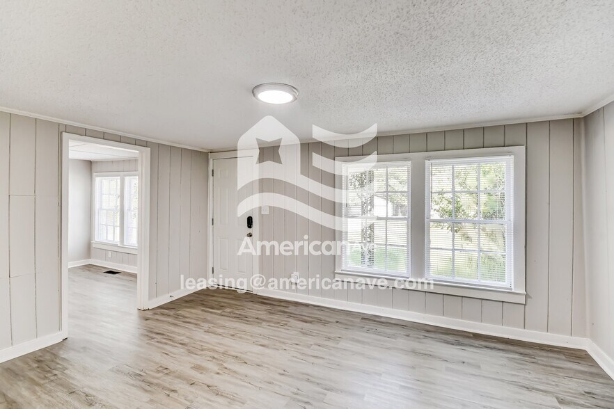 Building Photo - 1821 17th Ave E