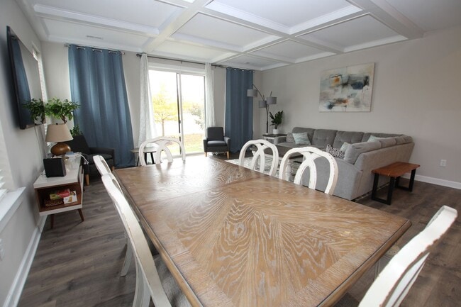 Building Photo - Like New End Unit Townhouse!