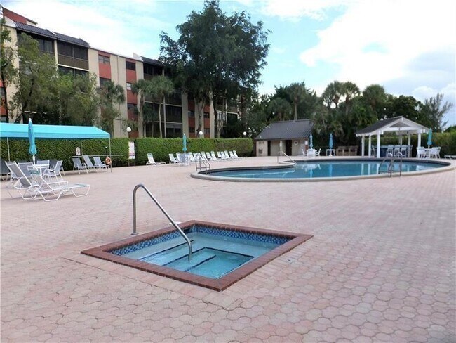 Building Photo - 2214 S Cypress Bend Dr