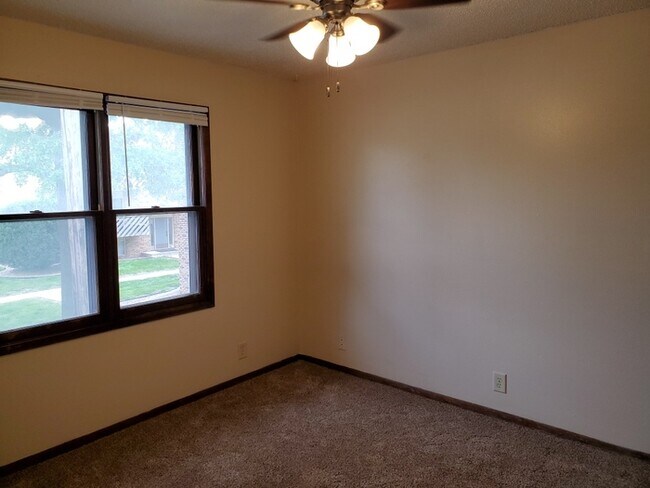 Building Photo - Two Bedroom Apartment with Fireplace!