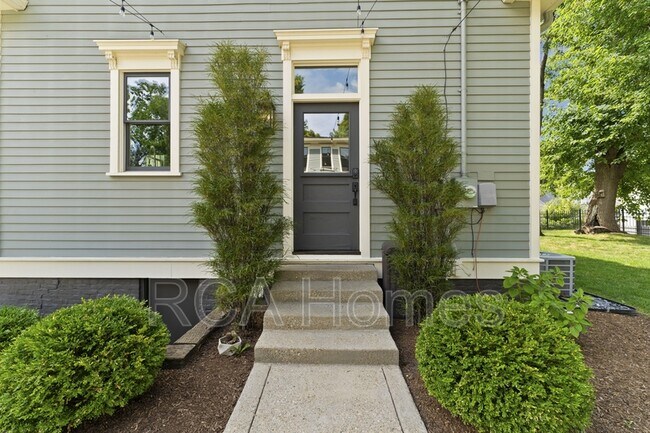 Building Photo - 1321 N Beville Ave