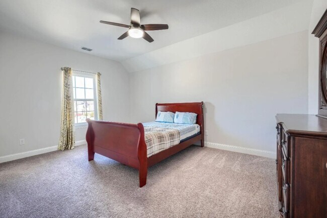 Building Photo - 16616 Sunnyland Dr