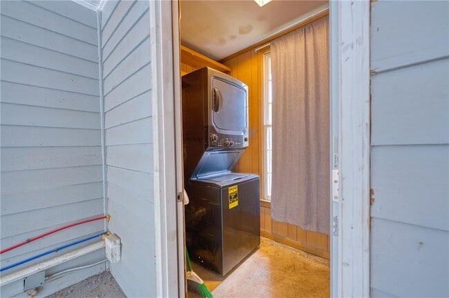 Building Photo - 2418 Brookdale Dr NE