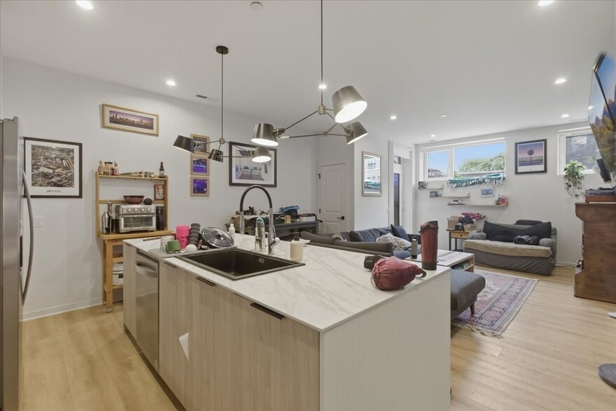 Building Photo - 4177 W Belmont Ave