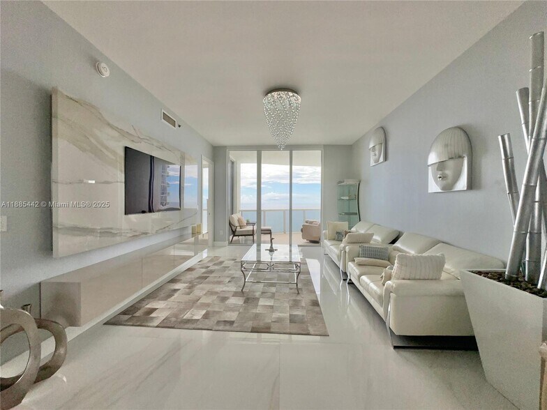 Primary Photo - 15901 Collins Ave