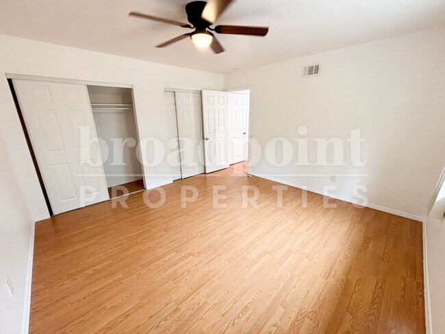 Building Photo - 581 Glenheather Dr