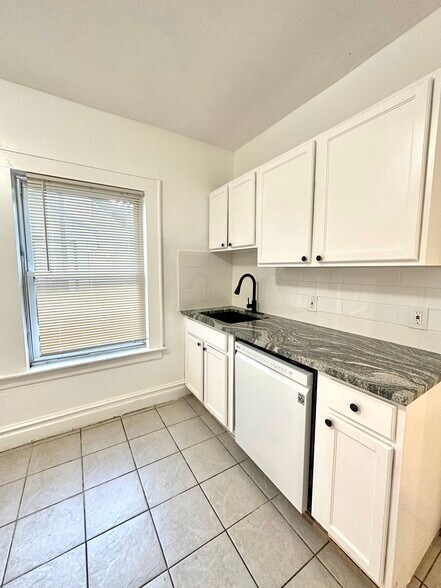 Building Photo - 48 Maple Ave