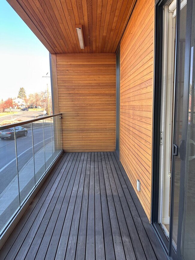 Building Photo - 3 Bedroom 3.5 Bath River Views - Walk to Old Mill