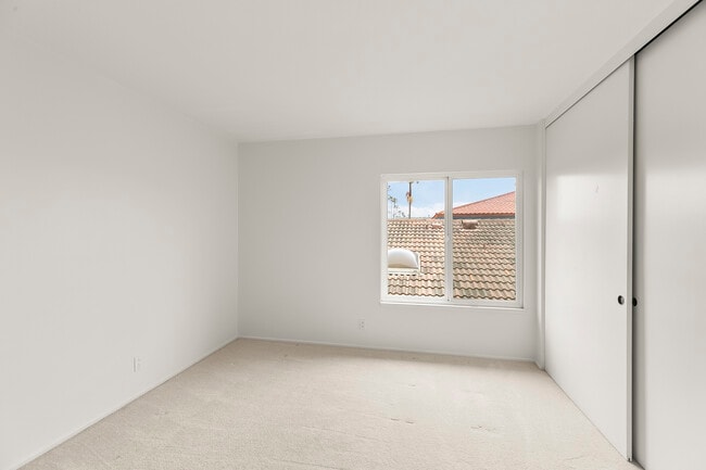 Building Photo - 2957 Seaview Ave