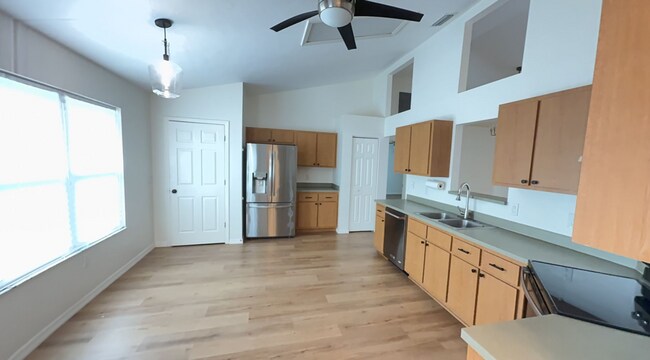 Building Photo - Spacious 3/2 in Eagle Point