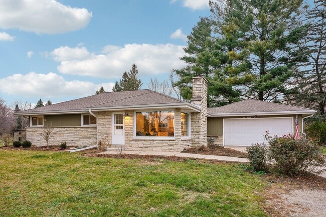 Building Photo - N45W24568 Lindsay Rd