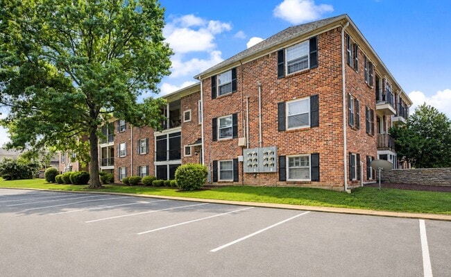 Building Photo - Fantastic 1BR/1BA condo in the desirable Georgetown Condominiums in the heart of Green Hills!