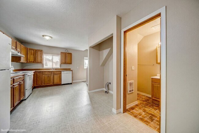 Building Photo - 104 N Colville Rd