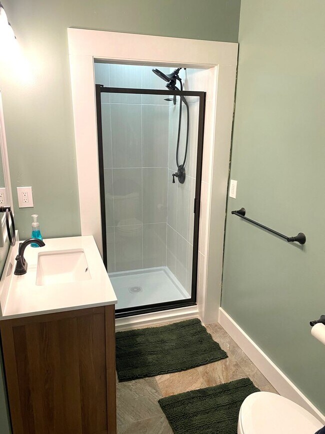 Building Photo - Charming West Side Bunglaow available now