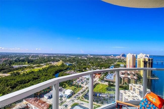 Building Photo - 3000 Oasis Grand Blvd