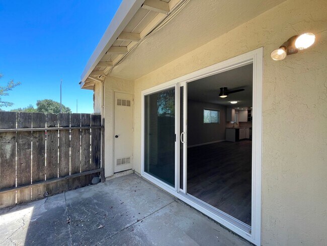 Building Photo - TRO1140-1142