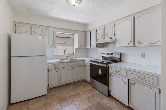 Building Photo - 4559 33rd Ave N