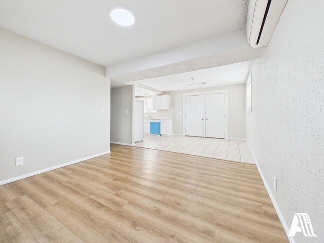 Building Photo - 967 W Duplex