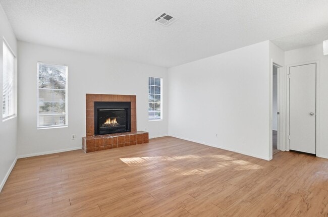 Building Photo - 2 Bedroom Unit - AVAILABLE NOW - ** MOVE I...