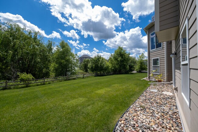 Building Photo - 727 Aster Rd