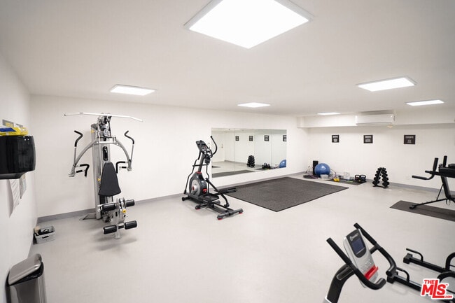 Building Photo - 960 Larrabee St