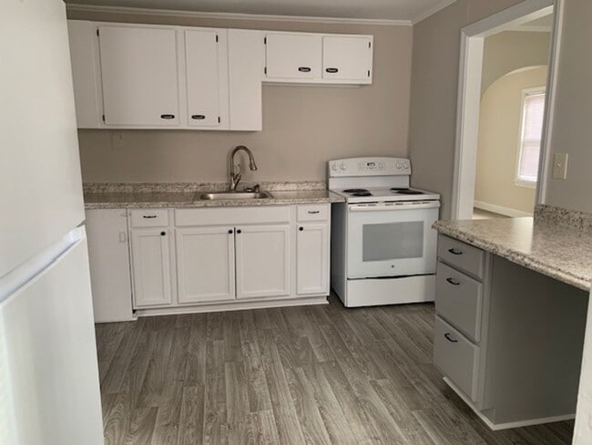 Building Photo - 2 Bedroom 1 Bathroom Home