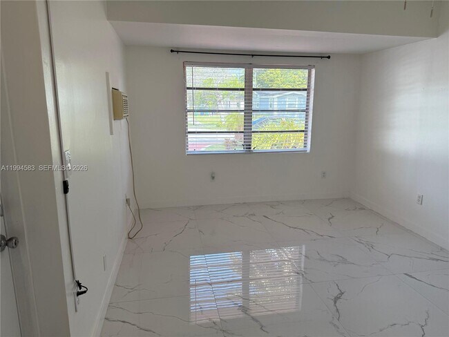 Building Photo - 1230 North Dr