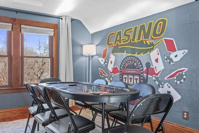 Building Photo - 924 Capital St