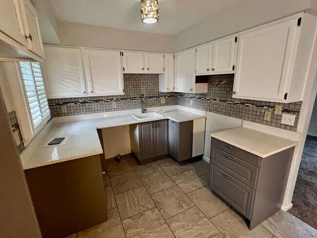 Building Photo - N Thalia Road - Duplex