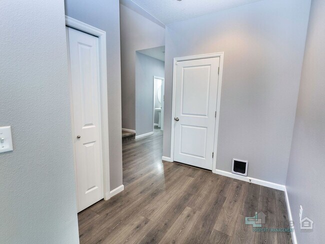 Building Photo - Spacious 4 Bedroom Home with Solar Power N...