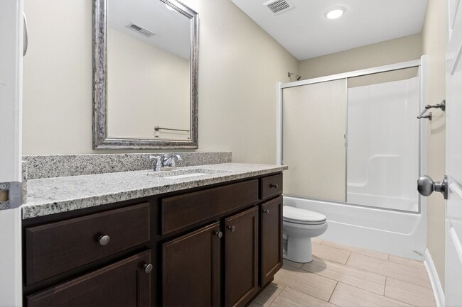 Building Photo - Luxury Size Townhome