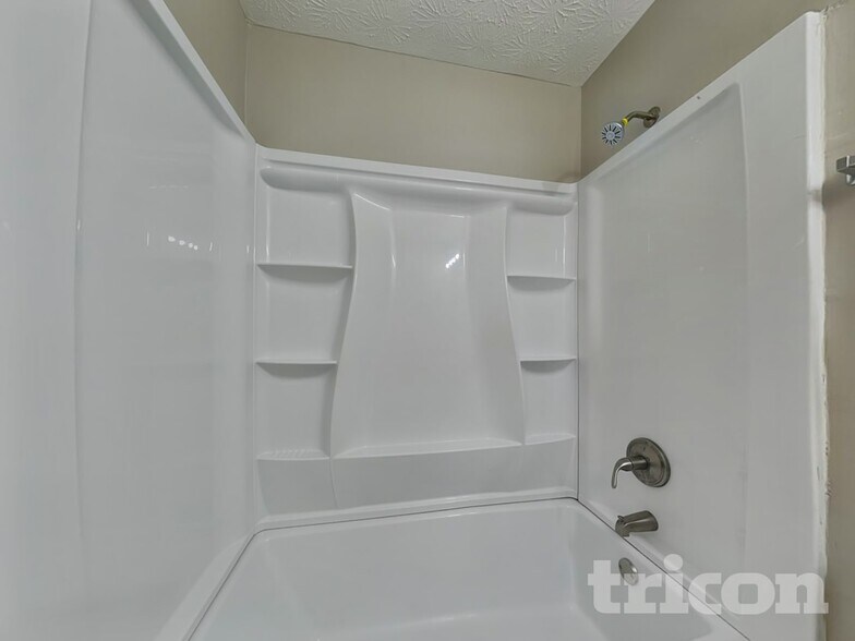 Building Photo - 605 Lake Dr SW