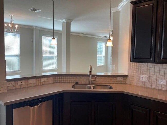 Building Photo - Fabulous 4-bedroom duplex in the heart of Lakeway!