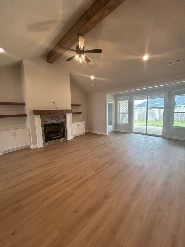 Building Photo - Beautiful Modern Home in Pea Ridge!