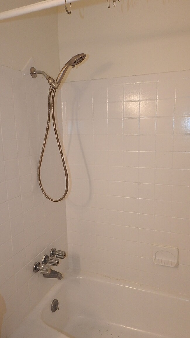 Building Photo - Rental Ready- Townhome in Raytown - 3bed 1...