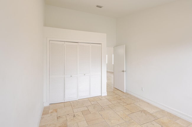 Building Photo - 23157 Bentley Pl
