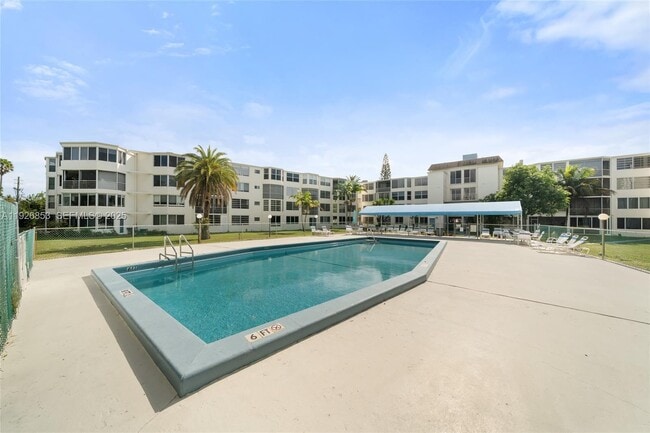 Building Photo - 1701 NE 191st St