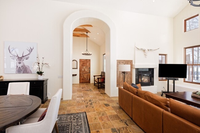 Building Photo - 661 Green Meadow Dr