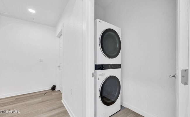 Building Photo - 832 S Farmer Ave